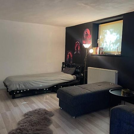 Pallet Bed With Lights Small Studio 클루지나포카 외부 사진