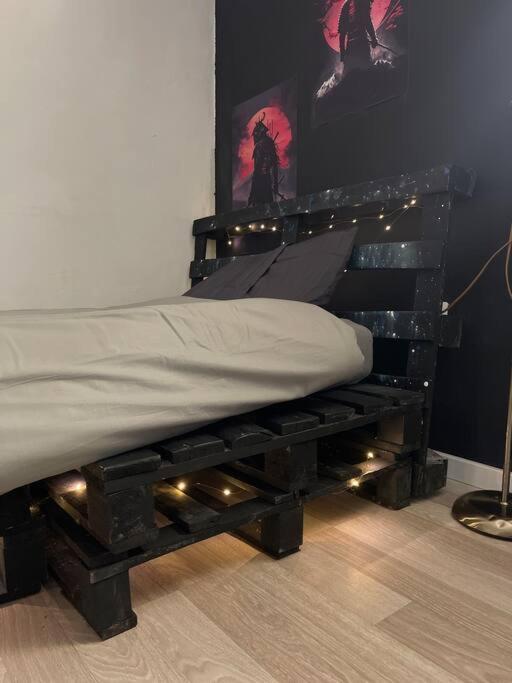 Pallet Bed With Lights Small Studio 클루지나포카 외부 사진